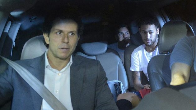Brazilský fotbalista Neymar v autě s lékařem Rodrigem Lasmarem (vpředu), který jej v sobotu v Belo Horizonte operoval. Brazilský fotbalista Neymar v autě s lékařem Rodrigem Lasmarem (vpředu), který jej v sobotu v Belo Horizonte operoval.