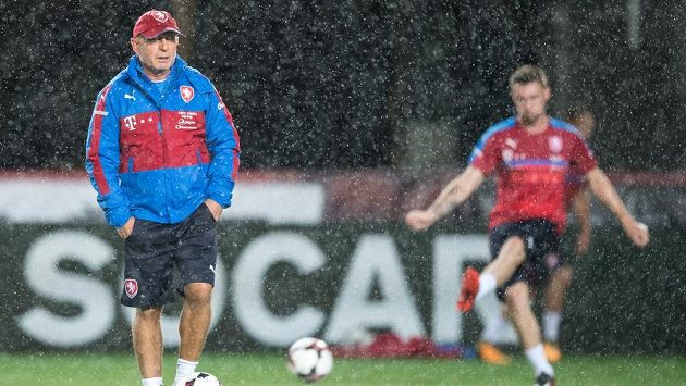 Trenér Karel Jarolím během tréninku před utkáním kvalifikace MS 2018 v Eden Areně v Praze. Trenér Karel Jarolím během tréninku před utkáním kvalifikace MS 2018 v Eden Areně v Praze.
