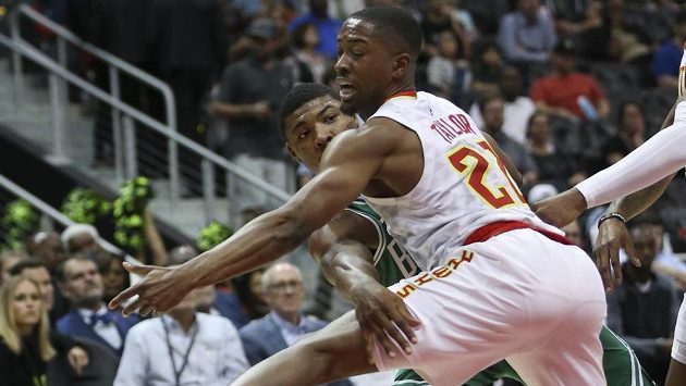 Basketbalista Bostonu Celtics Marcus Smart (36)přihrává kolem bránícího hráče Atlanty Hawks Isaiaha Taylora (22). Basketbalista Bostonu Celtics Marcus Smart (36)přihrává kolem bránícího hráče Atlanty Hawks Isaiaha Taylora (22).