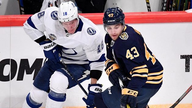 Český útočník Tampy, Ondřej Palát, v souboji se svým protihráčem Conorem Shearym z Buffala v prvním ze dvou zápasů NHL Global Series ve Stockholmu. Český útočník Tampy, Ondřej Palát, v souboji se svým protihráčem Conorem Shearym z Buffala v prvním ze dvou zápasů NHL Global Series ve Stockholmu.