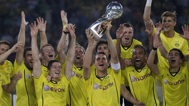 Tým Borussie Dortmund s německým Superpohárem, v němž porazilo rivala z Mnichova. Tým Borussie Dortmund s německým Superpohárem, v němž porazilo rivala z Mnichova.