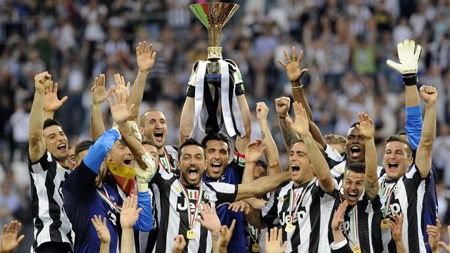 Fotbalisté Juventusu zvedli nad hlavu mistrovský titul. Fotbalisté Juventusu zvedli nad hlavu mistrovský titul.