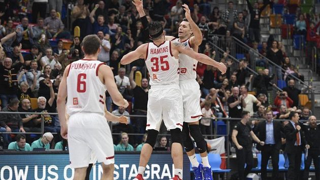 Zleva Pavel Pumprla, Zach Hankins a Petr Benda z Nymburka. Zleva Pavel Pumprla, Zach Hankins a Petr Benda z Nymburka.