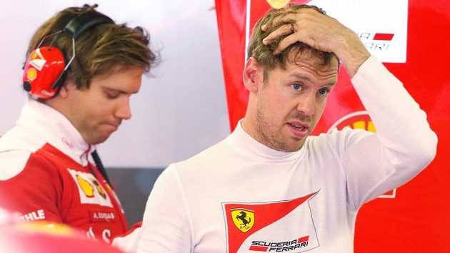 Sebastian Vettel v boxech stáje Ferrari. Sebastian Vettel v boxech stáje Ferrari.