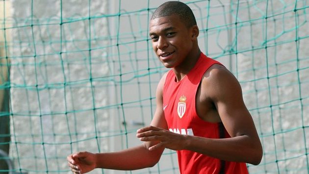 Francouzský fotbalista Kylian Mbappé na předsezónním tréninku Monaka. Francouzský fotbalista Kylian Mbappé na předsezónním tréninku Monaka.