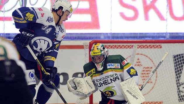 Plzeňský útočník Matěj Beran a brankář Karlových Varů Vladislav Habal. Plzeňský útočník Matěj Beran a brankář Karlových Varů Vladislav Habal.