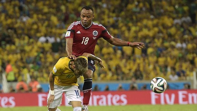 Kolumbijec Juan Camilo Zuňiga takhle v závěru čtvrtfinále nedovoleně atakoval Brazilce Neymara a vyřadil ho ze šampionátu. Kolumbijec Juan Camilo Zuňiga takhle v závěru čtvrtfinále nedovoleně atakoval Brazilce Neymara a vyřadil ho ze šampionátu.