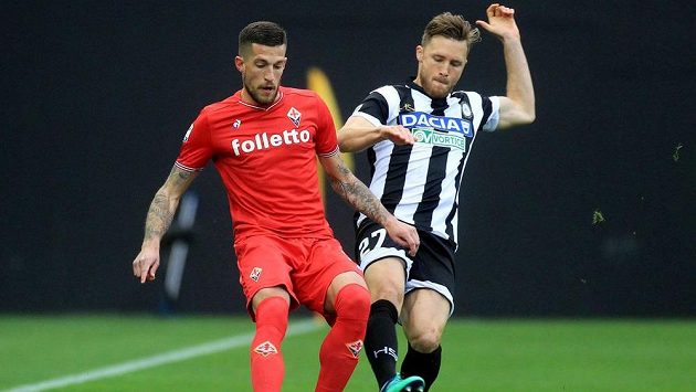 Silvan Widmer z Udine (vpravo) a Christiano Biraghi z Fiorentiny. Silvan Widmer z Udine (vpravo) a Christiano Biraghi z Fiorentiny.