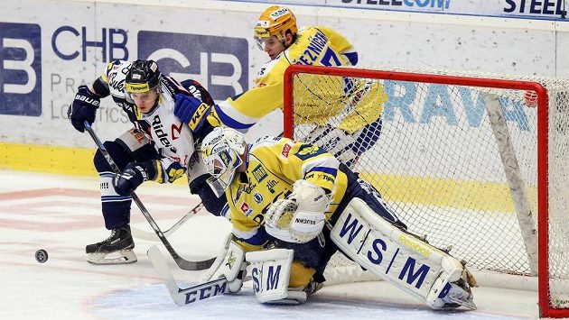 Zleva Erik Němec z Vítkovic a brankář Tomáš Štůrala a Dalibor Řezníček ze Zlína. Zleva Erik Němec z Vítkovic a brankář Tomáš Štůrala a Dalibor Řezníček ze Zlína.