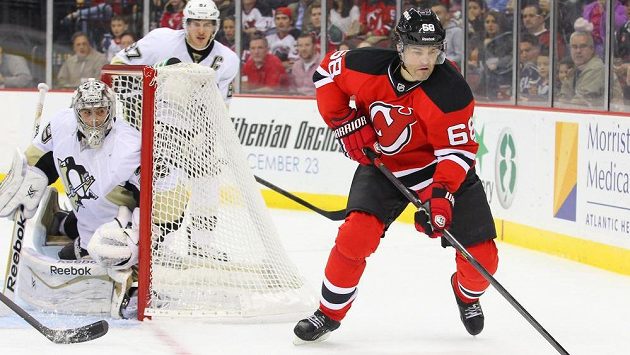 Jágr s pukem objíždí Fleuryho branku. V pozadí přihlíží Crosby. Jágr s pukem objíždí Fleuryho branku. V pozadí přihlíží Crosby.