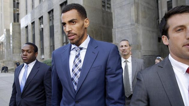 Thabo Sefolosha odchází od soudu. Thabo Sefolosha odchází od soudu.