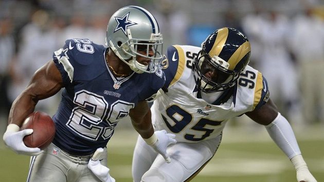 William Hayes z týmu St. Louis Rams (vpravo) atakuje DeMarka Murrayho z Dallas Cowboys William Hayes z týmu St. Louis Rams (vpravo) atakuje DeMarka Murrayho z Dallas Cowboys