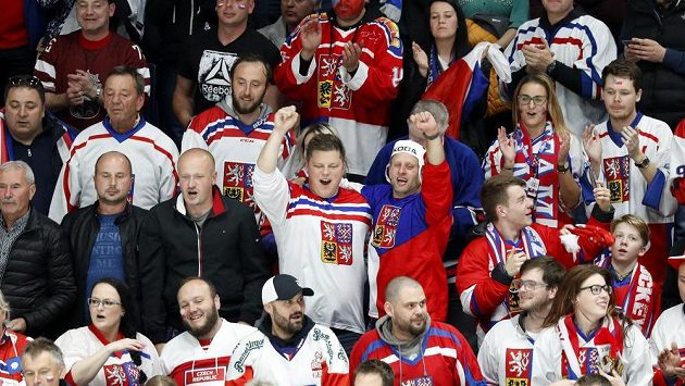 Radost českých fanoušků v Bratislavě. Radost českých fanoušků v Bratislavě.
