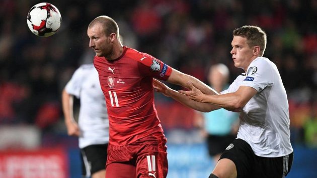 Michael Krmenčík si kryje míč před Matthiasem Ginterem. Michael Krmenčík si kryje míč před Matthiasem Ginterem.
