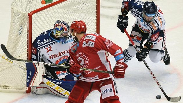 Třinecký Tomáš Marcinko před brankářem Vítkovic Patrikem Bartošáken, vpravo Marek Hrbas. Třinecký Tomáš Marcinko před brankářem Vítkovic Patrikem Bartošáken, vpravo Marek Hrbas.