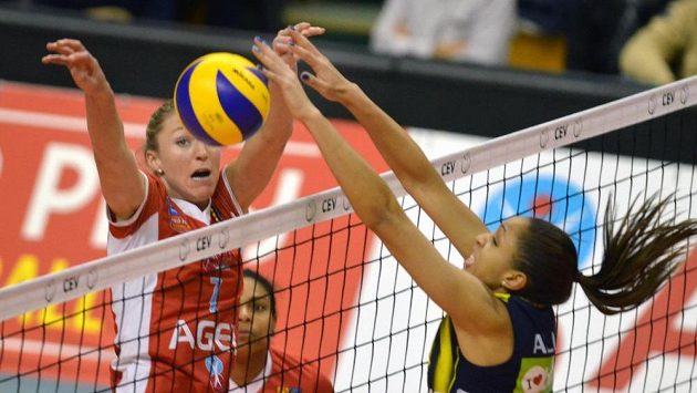 Na síti se setkaly Quinta Steenbergenová (vlevo) z Prostějova a Fernanda Garay Rodriguesová z Istanbulu. Na síti se setkaly Quinta Steenbergenová (vlevo) z Prostějova a Fernanda Garay Rodriguesová z Istanbulu.