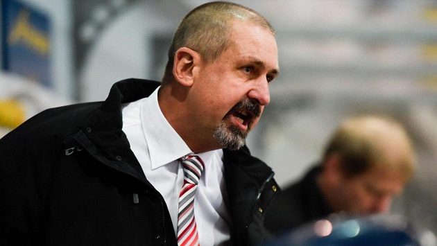 Zdeno Cíger na střídačce slovenské reprezentace skončil. Zdeno Cíger na střídačce slovenské reprezentace skončil.