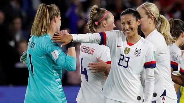 Fotbalistky Spojených států amerických prošly na mistrovství světa ve Francii základní skupinou bez inkasovaného gólu. Obhájkyně titulu vyhrály všechny tři zápasy, naposledy zdolaly Švédsko 2:0. Fotbalistky Spojených států amerických prošly na mistrovství světa ve Francii základní skupinou bez inkasovaného gólu. Obhájkyně titulu vyhrály všechny tři zápasy, naposledy zdolaly Švédsko 2:0.