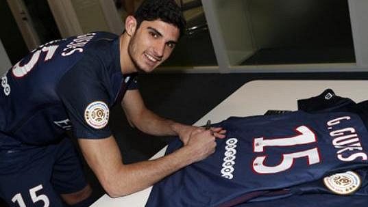 Goncalo Guedes se podepisuje na dres PSG. Goncalo Guedes se podepisuje na dres PSG.