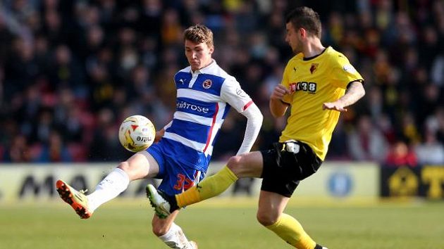 Daniel Pudil v dresu Watfordu (vpravo) bojuje o míč s Jackem Staceym z Readingu. Daniel Pudil v dresu Watfordu (vpravo) bojuje o míč s Jackem Staceym z Readingu.