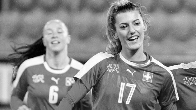 Švýcarská fotbalistka Florijana Ismailiová (17) je mrtvá. Tělo čtyřiadvacetileté hráčky vylovili hasiči z jezera Como. Švýcarská fotbalistka Florijana Ismailiová (17) je mrtvá. Tělo čtyřiadvacetileté hráčky vylovili hasiči z jezera Como.
