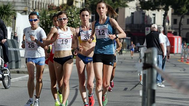 Anežka Drahotová (vpravo) na čele skupinky chodkyň při závodě v Luganu. Anežka Drahotová (vpravo) na čele skupinky chodkyň při závodě v Luganu.