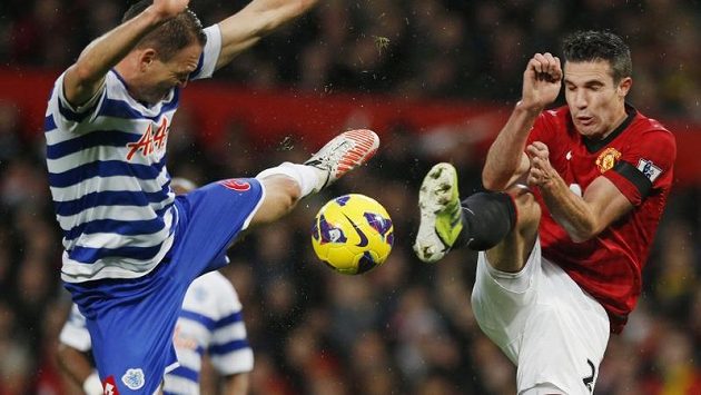 Útočník Manchesteru United Robin van Persie (vpravo) v tvrdém souboji o míč s Clintem Hillem z Queens Park Rangers. Útočník Manchesteru United Robin van Persie (vpravo) v tvrdém souboji o míč s Clintem Hillem z Queens Park Rangers.
