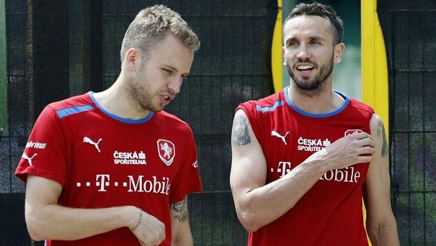 Reprezentanti Tomáš Sivok (vpravo) a Michal Kadlec jsou v Istanbulu téměř sousedé, ale když si obléknou klubový dres, jsou z nich soupeři. Reprezentanti Tomáš Sivok (vpravo) a Michal Kadlec jsou v Istanbulu téměř sousedé, ale když si obléknou klubový dres, jsou z nich soupeři.