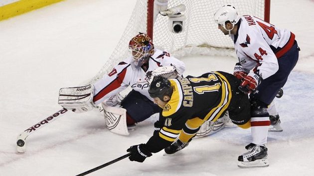 Roman Hamrlík (vpravo) v zápase Bostonu s Washingtonem. Roman Hamrlík (vpravo) v zápase Bostonu s Washingtonem.