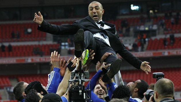 Kouč Chelsea Roberto Di Matteo létal v oblacích, ale bez ohledu na výsledek finále Ligy mistrů v Chelsea zřejmě skončí. Kouč Chelsea Roberto Di Matteo létal v oblacích, ale bez ohledu na výsledek finále Ligy mistrů v Chelsea zřejmě skončí.