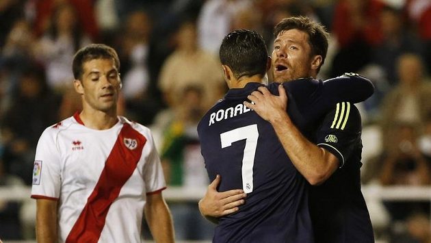 Cristiano Ronaldo (s číslem 7) a Xabi Alonso z Realu Madrid se radují ze vstřelení gólu na hřišti Vallecana. Cristiano Ronaldo (s číslem 7) a Xabi Alonso z Realu Madrid se radují ze vstřelení gólu na hřišti Vallecana.