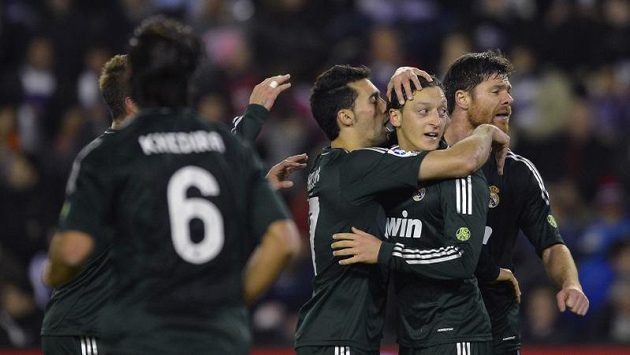 Fotbalisté Realu Madrid gratulují Mesutu Özilovi (druhý zprava) k brance. Fotbalisté Realu Madrid gratulují Mesutu Özilovi (druhý zprava) k brance.
