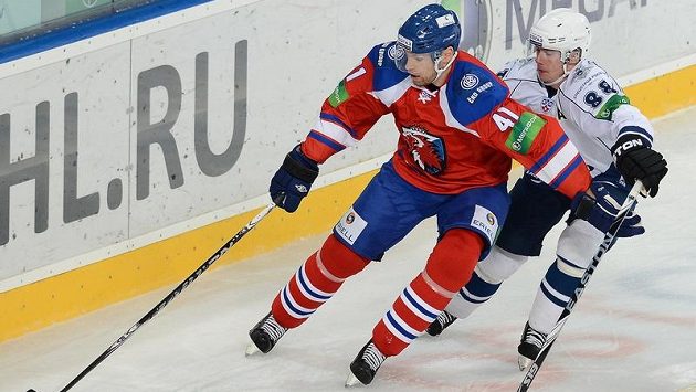 Jakub Petružálek (vpravo) v dresu Chabarovsku. Jakub Petružálek (vpravo) v dresu Chabarovsku.