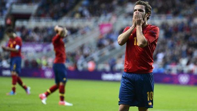 Zoufalá gesta španělských fotbalistů v čele s Juanem Matou po zmařené šanci v duelu s Hondurasem. Zoufalá gesta španělských fotbalistů v čele s Juanem Matou po zmařené šanci v duelu s Hondurasem.