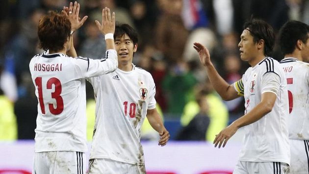 Japonští fotbalisté se radují z výhry nad Francií. Japonští fotbalisté se radují z výhry nad Francií.