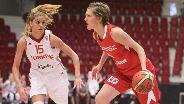 Česká basketbalistka Jana Veselá (vpravo) se snaží přejít přes Bohar Caglarovou z Turecka Česká basketbalistka Jana Veselá (vpravo) se snaží přejít přes Bohar Caglarovou z Turecka