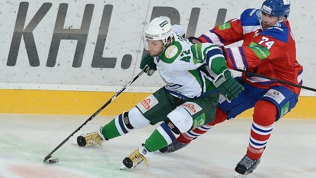 Souboj Sergeje Zinovjeva z Ufy (vlevo) a Nathana Oystricka z týmu Lev Praha. Souboj Sergeje Zinovjeva z Ufy (vlevo) a Nathana Oystricka z týmu Lev Praha.