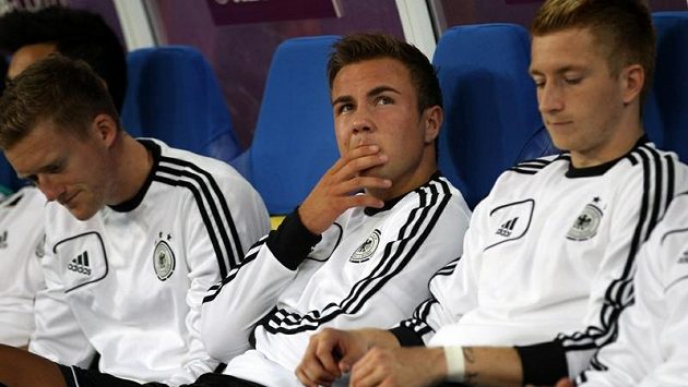 Zadumaný Marko Götze (uprostřed) na lavičce německého týmu. Zadumaný Marko Götze (uprostřed) na lavičce německého týmu.