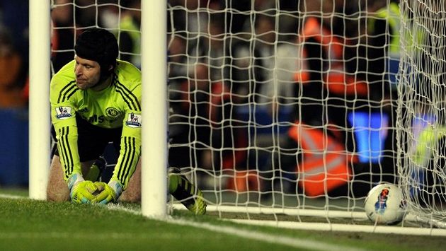 Zklamání! Brankář Petr Čech právě podruhé inkasoval a Chelsea doma prohrála s Newcastlem 0:2. Zklamání! Brankář Petr Čech právě podruhé inkasoval a Chelsea doma prohrála s Newcastlem 0:2.