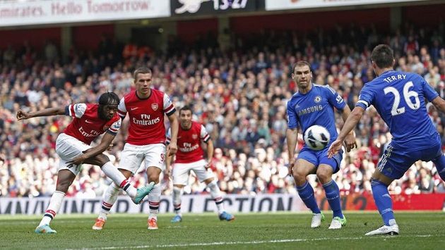Gervinho z Arsenalu (vlevo) pálí skrz obranu Chelsea. Gervinho z Arsenalu (vlevo) pálí skrz obranu Chelsea.