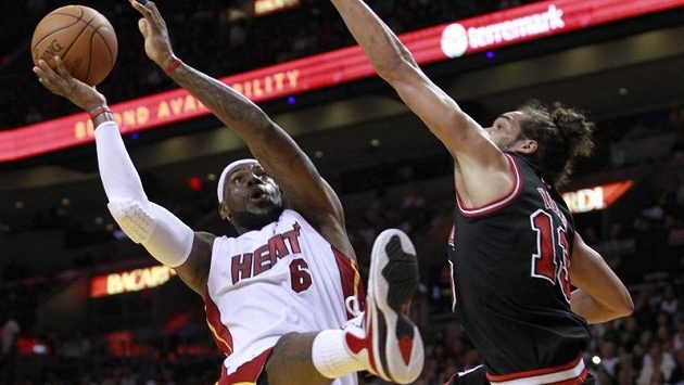 Miami k vítězství dovedl LeBron James (vlevo) s 27 body a 11 doskoky. Miami k vítězství dovedl LeBron James (vlevo) s 27 body a 11 doskoky.