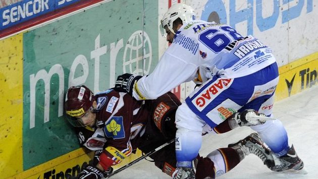 Milan Hruška z Komety Brno (vpravo) tiskne na hrazení Dominika Pacovského ze Sparty. Milan Hruška z Komety Brno (vpravo) tiskne na hrazení Dominika Pacovského ze Sparty.