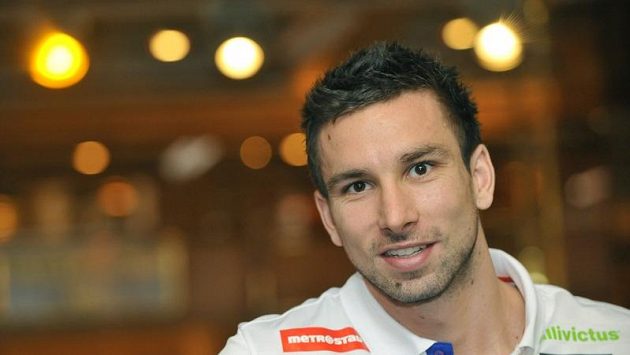 Petr Koukal ponese českou vlajku při slavnostním zahájení olympijských her v Londýně. Petr Koukal ponese českou vlajku při slavnostním zahájení olympijských her v Londýně.