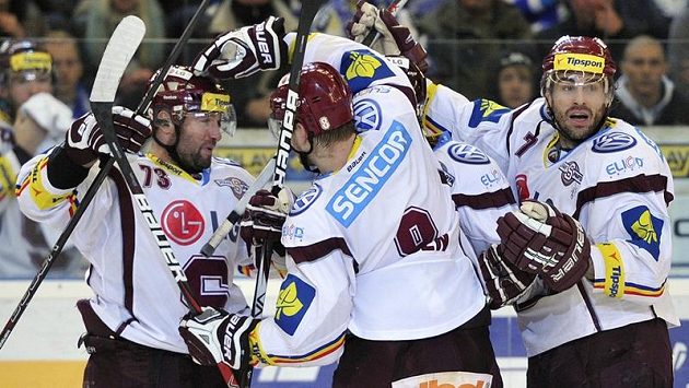 Hokejisté Sparty se radují z gólu do sítě Komety ve třetím čtvrtfinále. Hokejisté Sparty se radují z gólu do sítě Komety ve třetím čtvrtfinále.