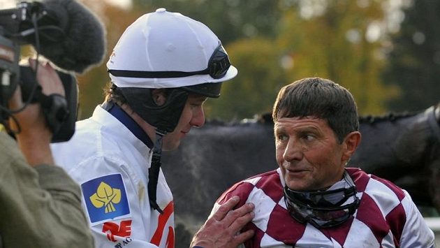 Josef Váňa (vpravo) s vítězem letošní Velké Pardubické Janem Faltejsekem. Josef Váňa (vpravo) s vítězem letošní Velké Pardubické Janem Faltejsekem.