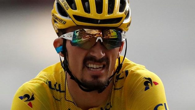 Vě žlutém trikotu jedoucí lídr průběžné klasifikace Julian Alaphilippe toho měl v cíli 18. etapy viditelně plné zuby. Vě žlutém trikotu jedoucí lídr průběžné klasifikace Julian Alaphilippe toho měl v cíli 18. etapy viditelně plné zuby.