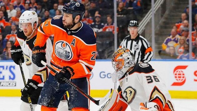 Milan Lucic (uprostřed) ještě v barvách Edmontonu Oilers. Milan Lucic (uprostřed) ještě v barvách Edmontonu Oilers.