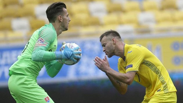 Ukrajinec Andrej Jarmolenko před slovenským brankářem Martinem Dúbravkou. Ukrajinec Andrej Jarmolenko před slovenským brankářem Martinem Dúbravkou.