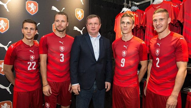 Zleva Vladimír Darida, Michal Kadlec, trenér Pavel Vrba, Bořek Dočkal a Pavel Kadeřábek v nových reprezentačních dresech. A hotel pro šampionát...? Zleva Vladimír Darida, Michal Kadlec, trenér Pavel Vrba, Bořek Dočkal a Pavel Kadeřábek v nových reprezentačních dresech. A hotel pro šampionát...?