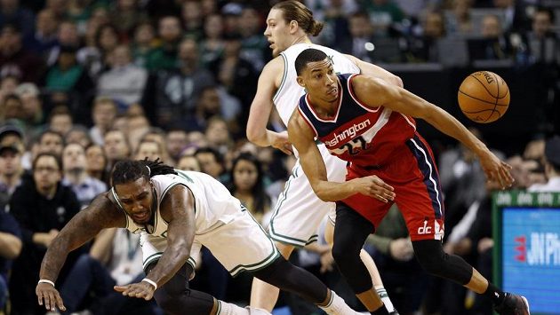 Otto Porter z Washingtonu v souboji s Jae Crowderem z Bostonu. Otto Porter z Washingtonu v souboji s Jae Crowderem z Bostonu.